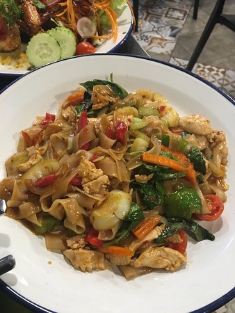 Bamee Phad (Egg Noodles) - prawns